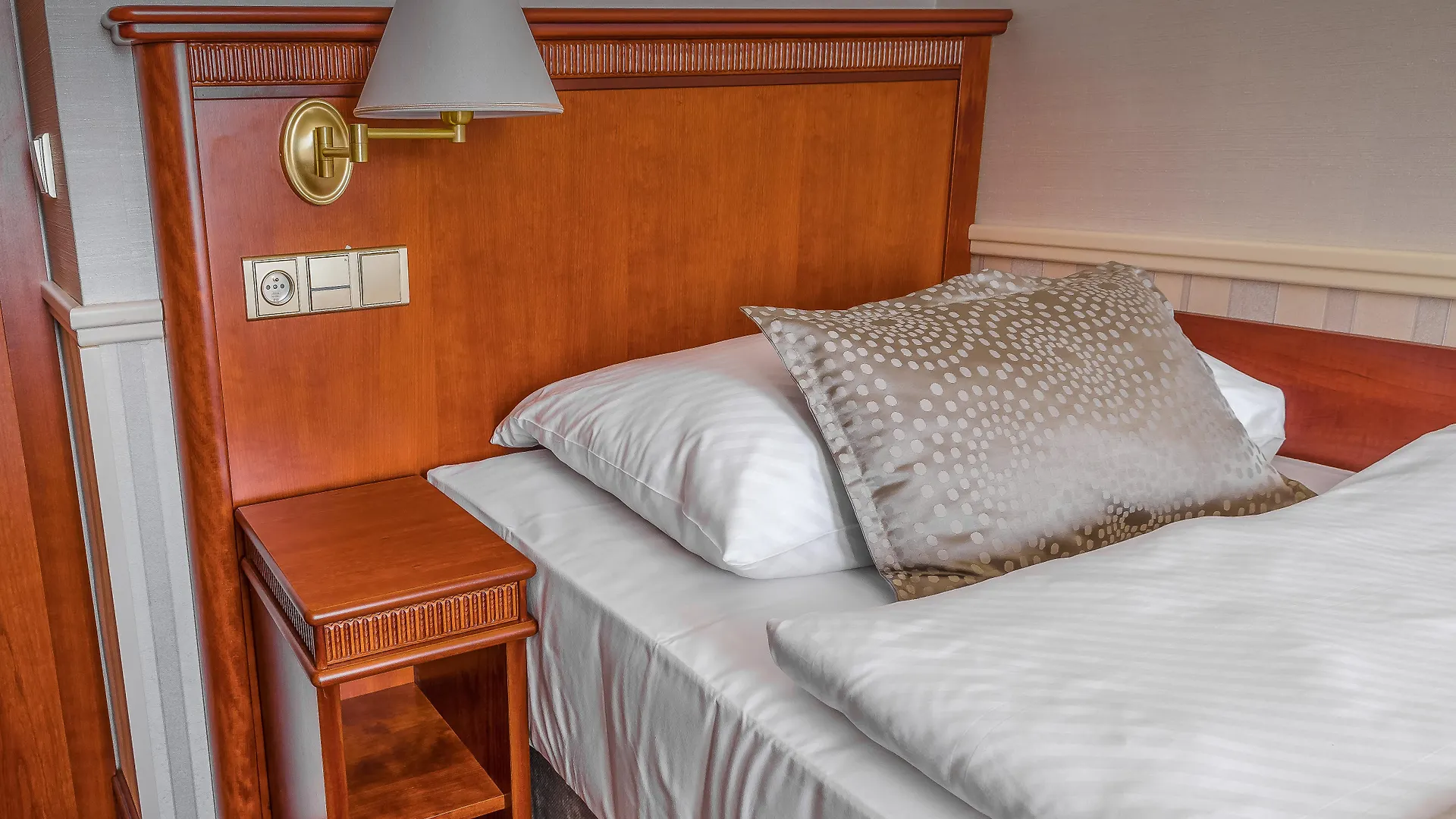 Adria Hotel Prague 4*,